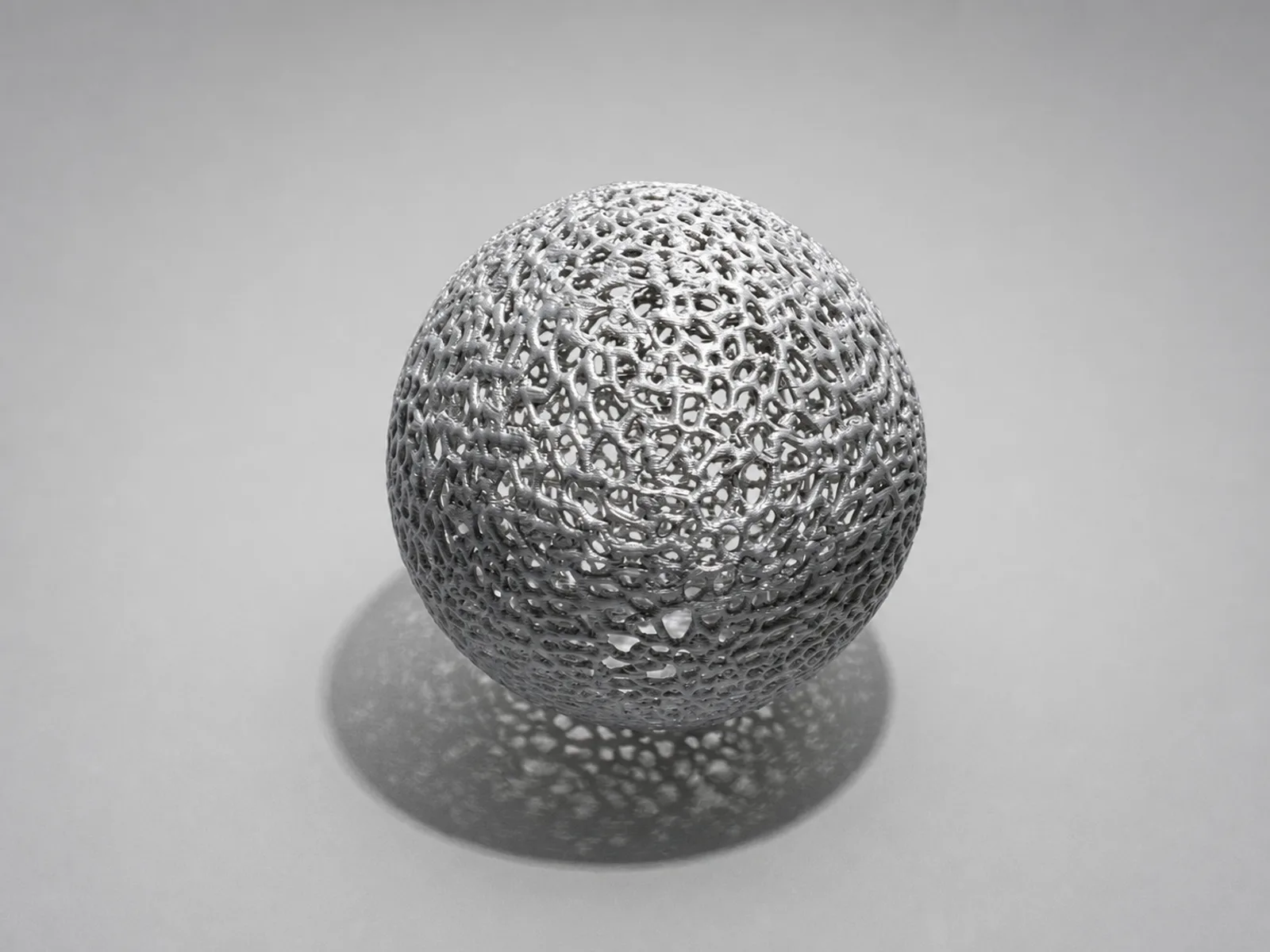Silberne 3D-gedruckte Voronoi-Kugel