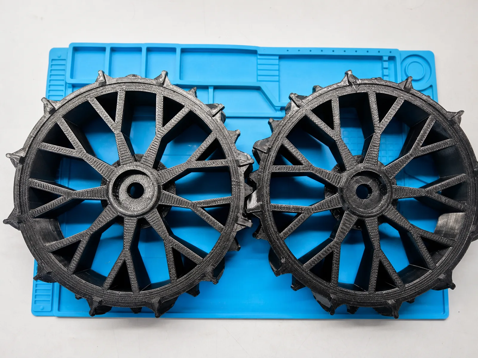 Zwei schwarze 3D-gedruckte Traktionsräder