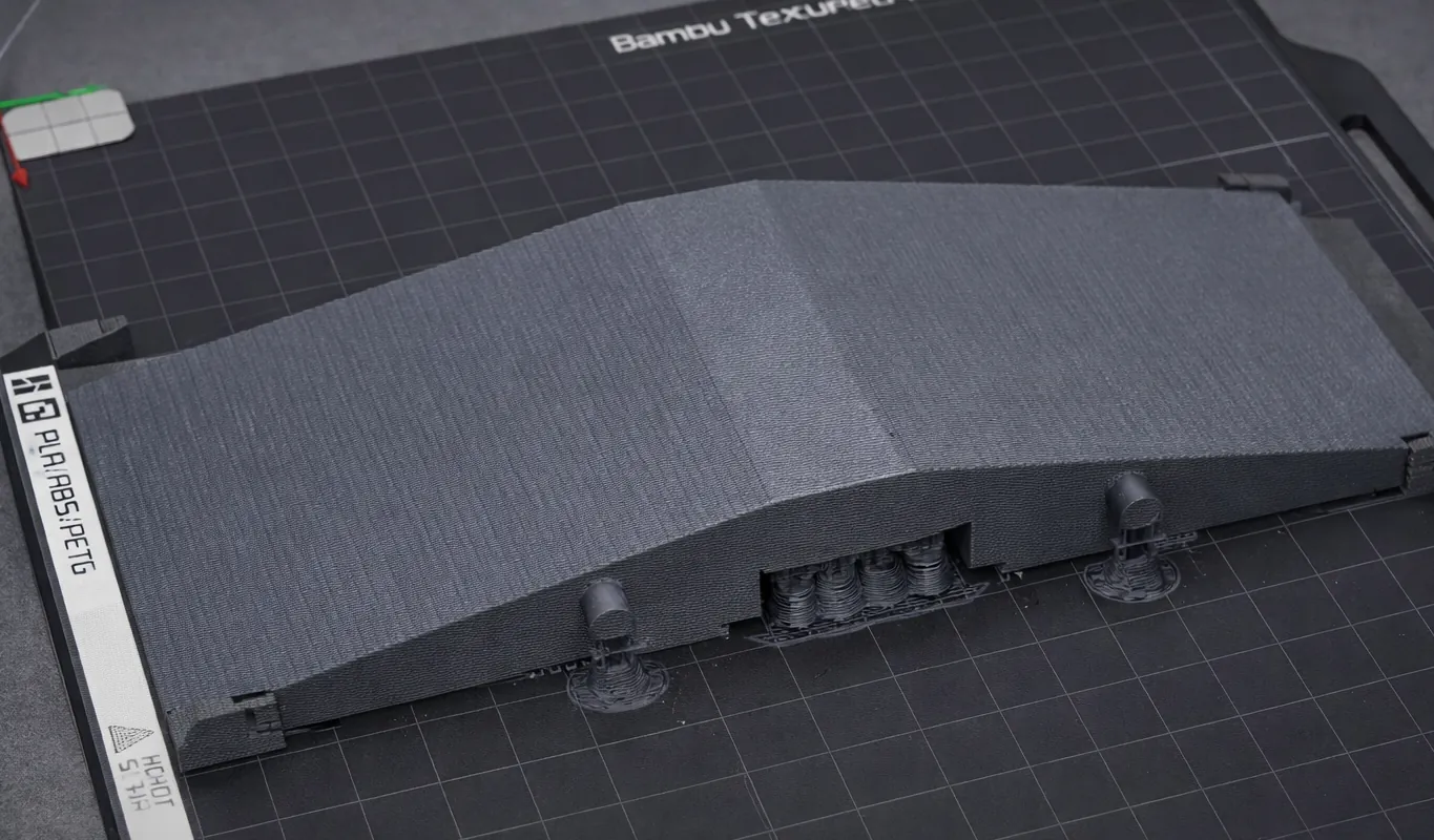 Gedrucktes Rampensegment RoboRamp PRO1 auf der Druckplatte