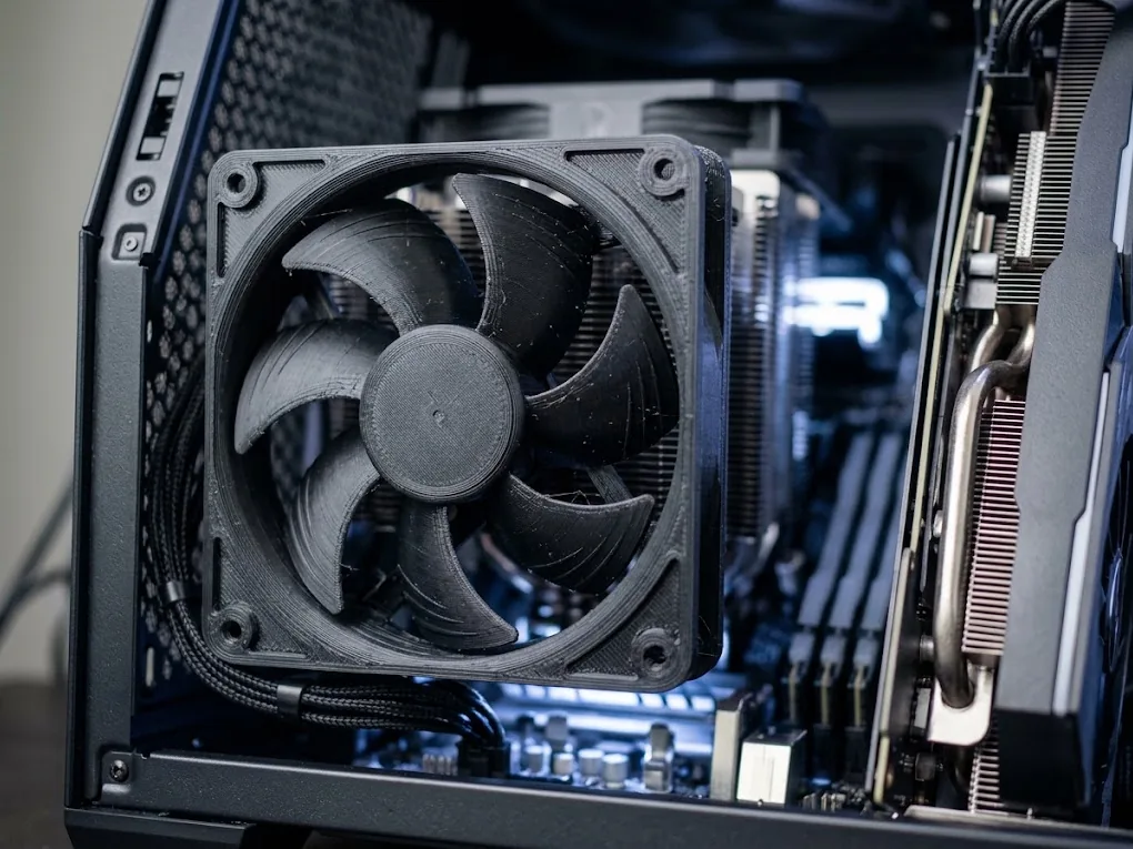 Visualisierung: schwarzer 3D-gedruckter Gehäuselüfter eingebaut in einem PC